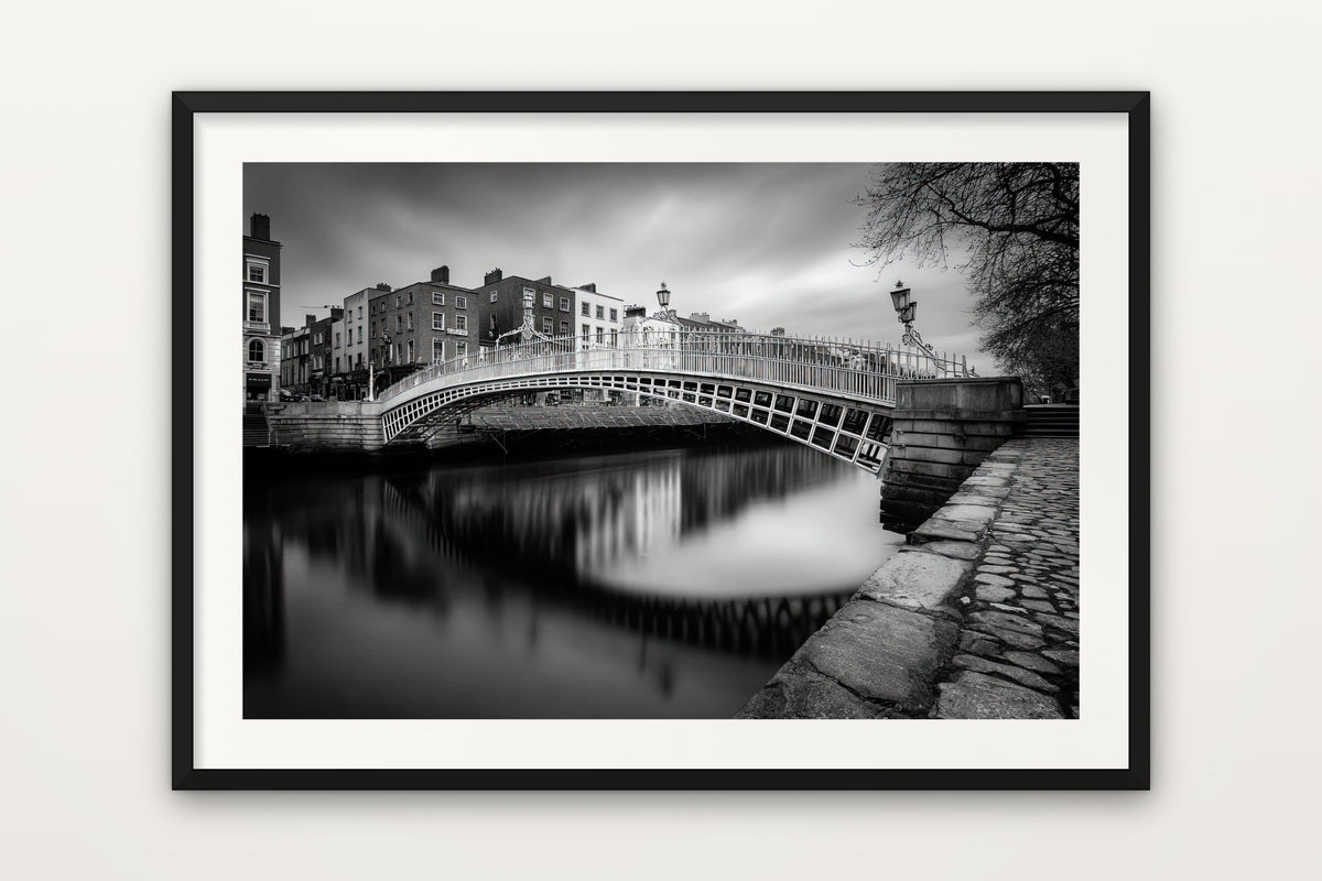 Ha’penny Bridge wall art print – Dublin's Ha'penny Bridge in black and white, Ireland